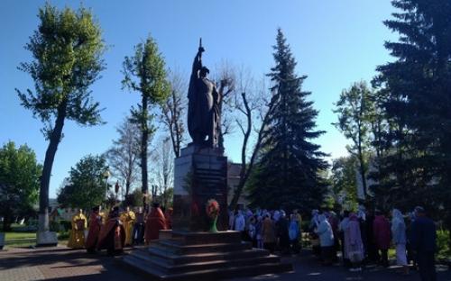В день празднования Дня Победы клирики и прихожане Троицкого и Спасо-Преображенского соборов совершили Крестный ход