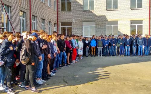 Священники на праздничной линейке в Слонимском профессионально-техническом колледже фото 1