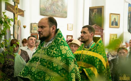 На приходе Троицкого собора молитвенно встретили престольный праздник фото 60