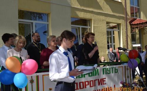 Клирики Троицкого собора посетили праздничные линейки в Слонимских школах фото 4