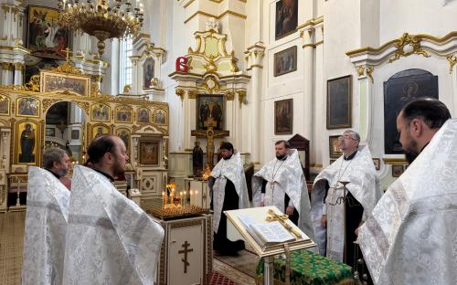 В Троицком соборе молились о невинно убиенных во время гонений на Церковь фото 9