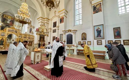 В Троицком соборе молились о невинно убиенных во время гонений на Церковь фото 2