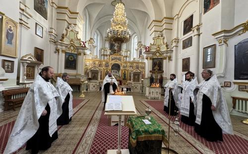 В Троицком соборе молились о невинно убиенных во время гонений на Церковь фото 12