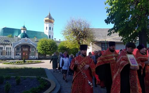 В день празднования Дня Победы клирики и прихожане Троицкого и Спасо-Преображенского соборов совершили Крестный ход фото 2