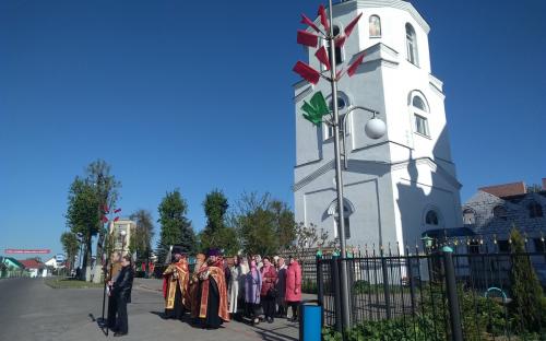 В день празднования Дня Победы клирики и прихожане Троицкого и Спасо-Преображенского соборов совершили Крестный ход фото 12