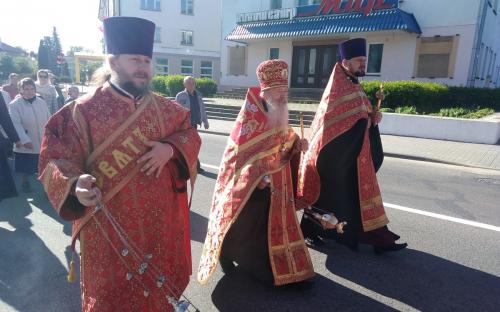 В день празднования Дня Победы клирики и прихожане Троицкого и Спасо-Преображенского соборов совершили Крестный ход фото 14