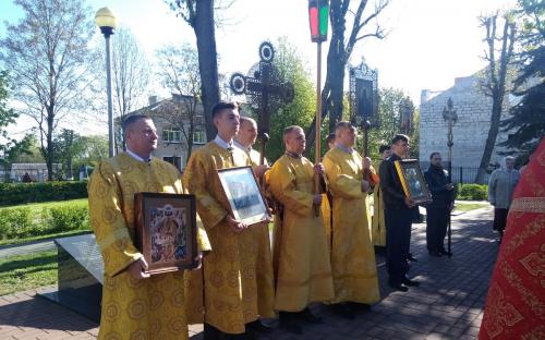 В день празднования Дня Победы клирики и прихожане Троицкого и Спасо-Преображенского соборов совершили Крестный ход фото 16