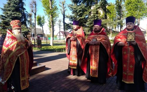 В день празднования Дня Победы клирики и прихожане Троицкого и Спасо-Преображенского соборов совершили Крестный ход фото 18