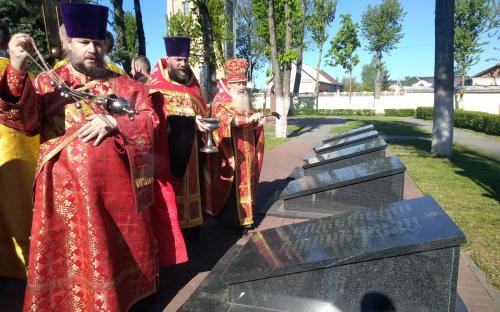 В день празднования Дня Победы клирики и прихожане Троицкого и Спасо-Преображенского соборов совершили Крестный ход фото 20