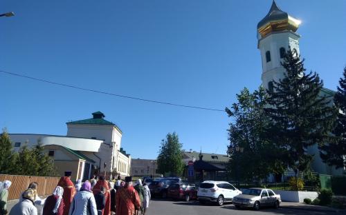 В день празднования Дня Победы клирики и прихожане Троицкого и Спасо-Преображенского соборов совершили Крестный ход фото 23