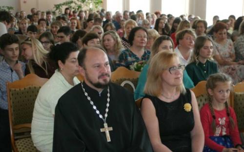 Настоятель собора побывал на выпускном празднике в Слонимской школе искусств