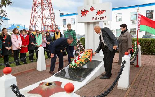 Клирик Троицкого собора молился за погибших во время ВОВ на митинге-реквиеме фото 5