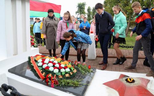 Клирик Троицкого собора молился за погибших во время ВОВ на митинге-реквиеме фото 6