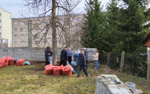 Гимназисты потрудились во время уборки на приходе Свято-Троицкого собора г. Слонима фото 20