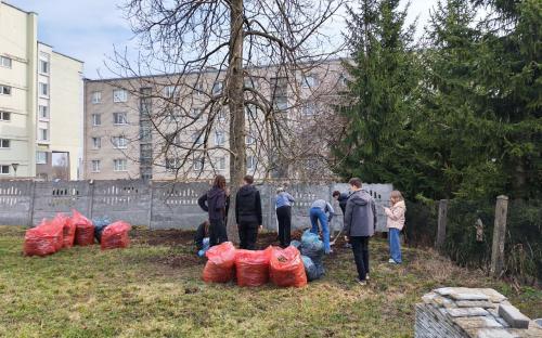 Гимназисты потрудились во время уборки на приходе Свято-Троицкого собора г. Слонима фото 19