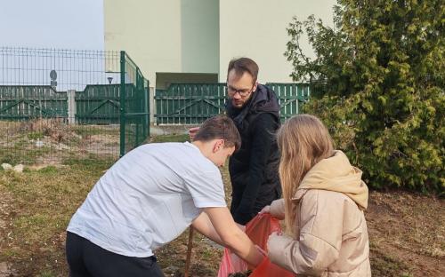 Гимназисты потрудились во время уборки на приходе Свято-Троицкого собора г. Слонима фото 9