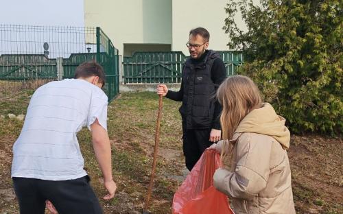 Гимназисты потрудились во время уборки на приходе Свято-Троицкого собора г. Слонима фото 8