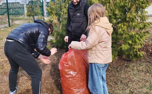 Гимназисты потрудились во время уборки на приходе Свято-Троицкого собора г. Слонима фото 7