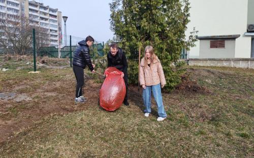 Гимназисты потрудились во время уборки на приходе Свято-Троицкого собора г. Слонима фото 5