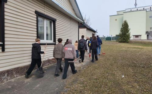 Гимназисты потрудились во время уборки на приходе Свято-Троицкого собора г. Слонима фото 2
