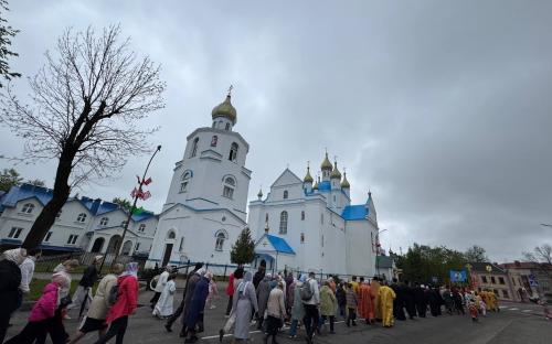 Крестный ход в День Победы прошел в Слониме фото 37