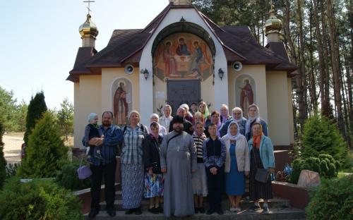 Клирик и прихожане Троицкого собора посетили Свято-Елисеевский Лавришевский монастырь фото 5